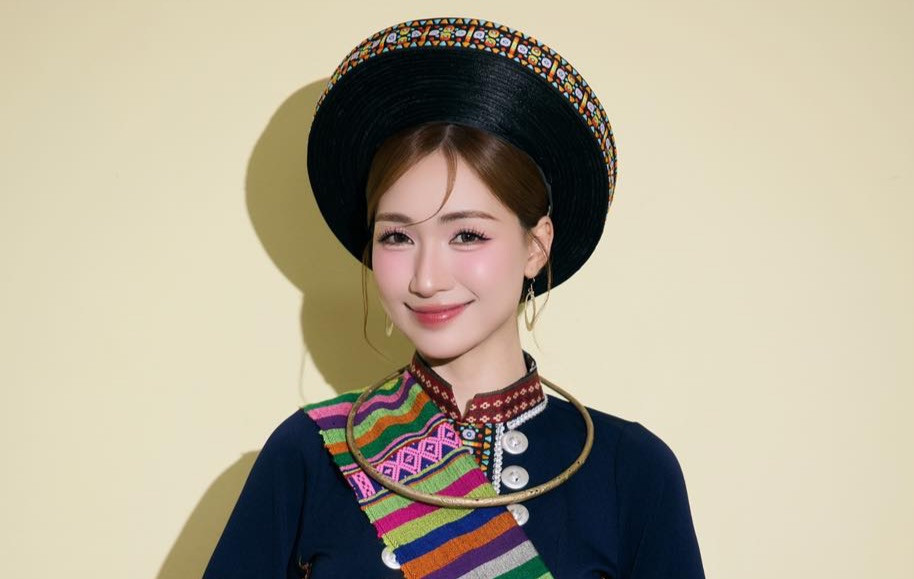 Tạo hình của Hòa Minzy trong màn trình diễn Rừng xanh vang tiếng Ta Lư. Tạo hình của Hòa Minzy trong màn trình diễn Rừng xanh vang tiếng Ta Lư.