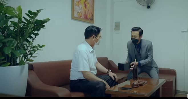 Chai rượu &quot;chống dịch&quot; chứa những cọc tiền bên trong. Ảnh: CMH.