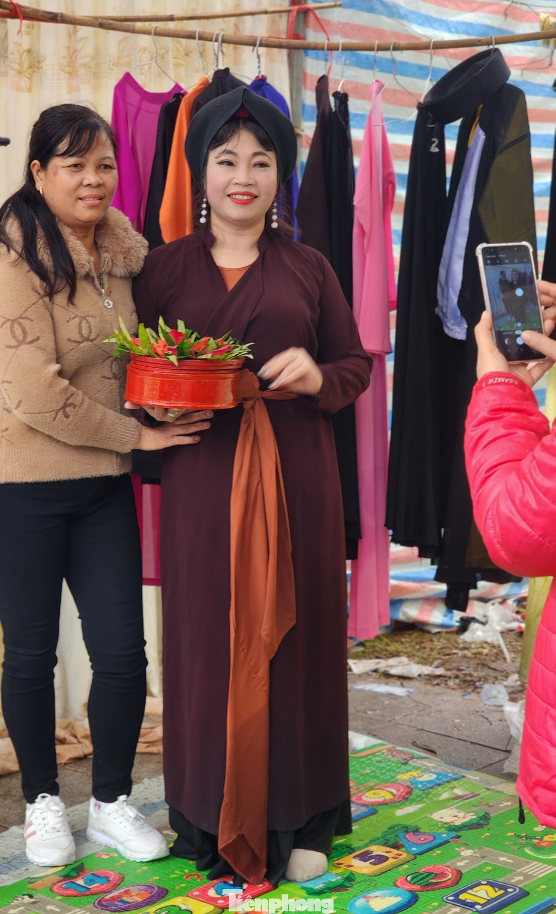 Dịch vụ cho thuê trang phục quan họ, trải nghiệm trầu têm cánh phượng hút khách. Ảnh: TRỌNG QUÂN.