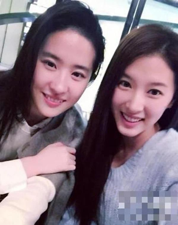 Đỗ Vũ Thần (phải) là một sinh viên học chuyên ngành hàng không. Tuy nhiên, cô đã lọt vào mắt xanh của dàn casting "Tứ Đại Danh Bổ". Trong bộ phim này, Đỗ Vũ Thần đã thay thế Lưu Diệc Phi trong rất nhiều phân cảnh Đỗ Vũ Thần (phải) là một sinh viên học chuyên ngành hàng không. Tuy nhiên, cô đã lọt vào mắt xanh của dàn casting "Tứ Đại Danh Bổ". Trong bộ phim này, Đỗ Vũ Thần đã thay thế Lưu Diệc Phi trong rất nhiều phân cảnh