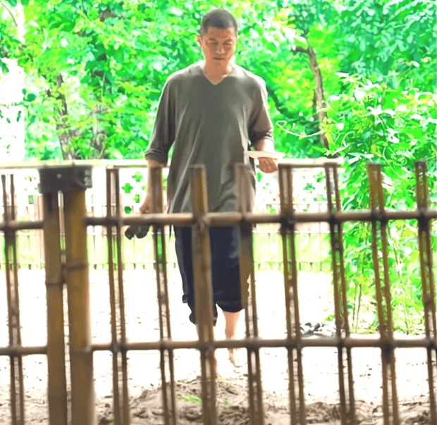 Tài tử tự mình làm tất cả mọi việc. Tài tử tự mình làm tất cả mọi việc.