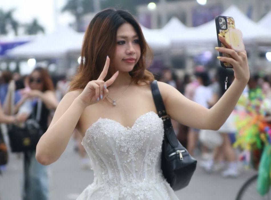 Ngoài vé concert, khán giả đầu tư từ 500.000-1 triệu đồng để thuê thợ trang điểm và làm tóc. Nhiều người chọn trang phục gợi cảm. Một người hâm mộ nữ cho biết mất tới 3 tiếng để chuẩn bị trang phục, trang điểm.