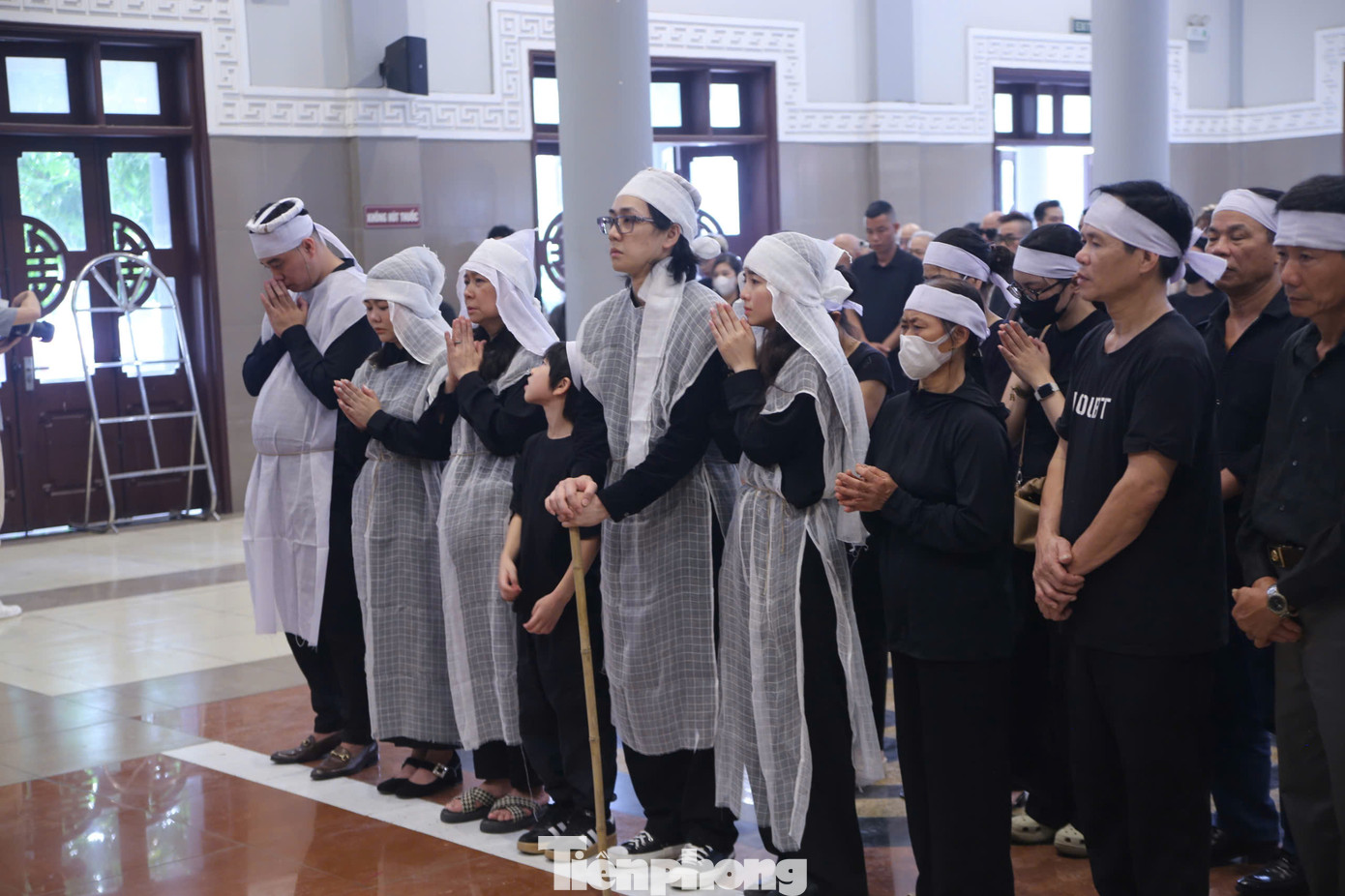 Bà xã của NSƯT Đại Mý liên tục khóc nấc. Bà xã của NSƯT Đại Mý liên tục khóc nấc.