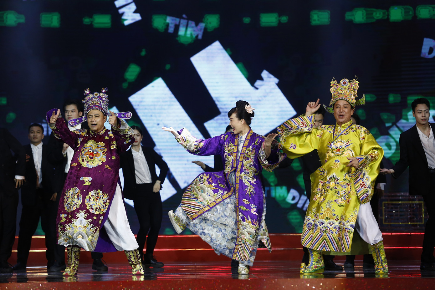 Các Táo hát theo giai điệu ca khúc Tái sinh gây sốt năm qua. Các Táo hát theo giai điệu ca khúc Tái sinh gây sốt năm qua.