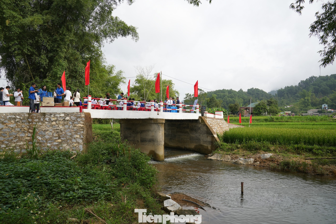 Công trình cầu Tâm sáng được khởi công xây dựng từ tháng 10/2022, hoàn thành cuối tháng 12/2022, đã đi vào sử dụng được gần 1 năm nay. Cầu Tâm sáng có chiều dài 11m, rộng 4m, được xây dựng bằng bê tông cốt thép, chịu được trọng tải tối đa 10 tấn. Kinh phí xây dựng 500 triệu đồng do báo Tiền Phong kêu gọi và kết nối với Cộng đồng 1000M và Quỹ Big Share tài trợ. Báo cáo về quá trình thi công cây cầu, Phó Bí thư Tỉnh Đoàn Cao Bằng - Triệu Thanh Dung nhấn mạnh, đây là công trình ý nghĩa, hỗ trợ giao thông thuận tiện. Bà con hai bên cầu không phải đi qua cây cầu gỗ nguy hiểm như trước.