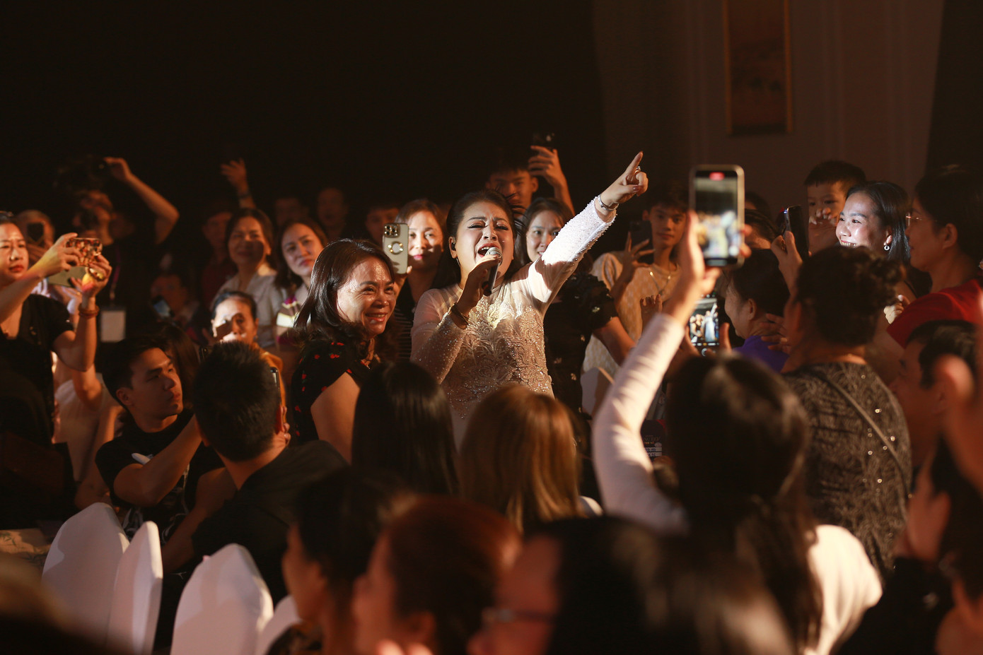 Nữ ca sĩ hòa giọng với 2.000 khán giả tại quê nhà Thanh Hóa.