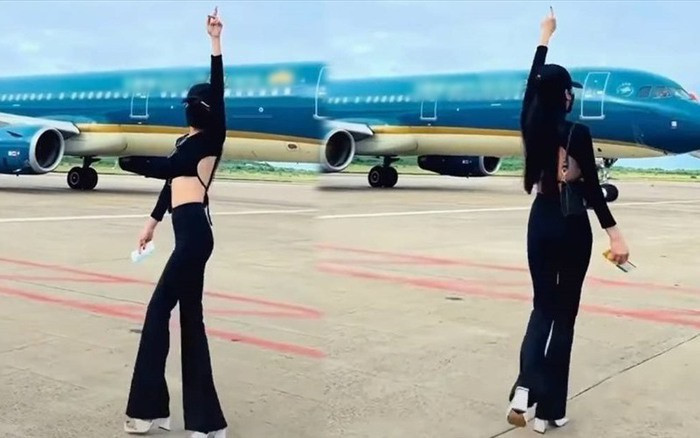 TikToker nhảy múa ở sân đỗ trong khi máy bay đang di chuyển. TikToker nhảy múa ở sân đỗ trong khi máy bay đang di chuyển.