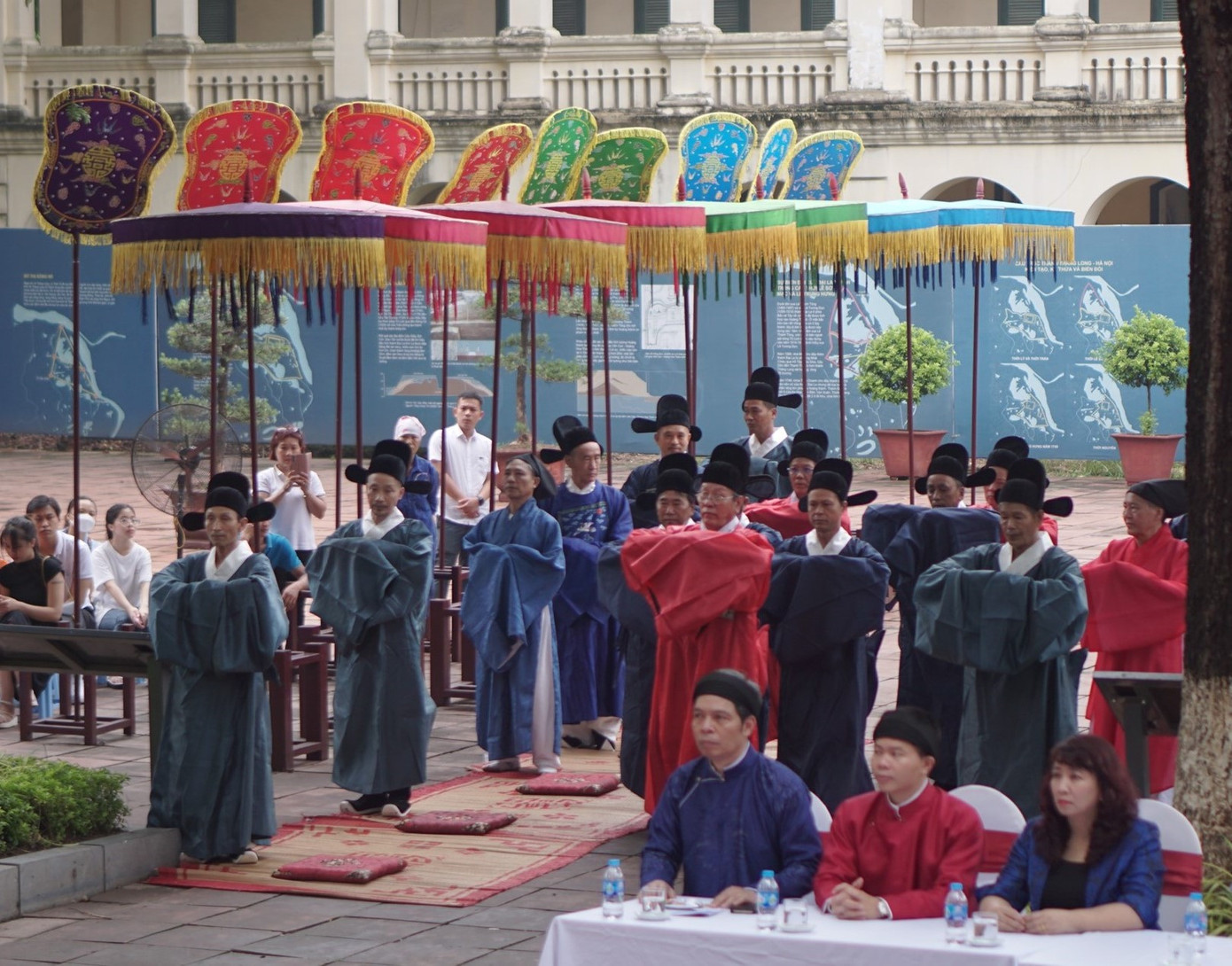 Các nguồn sử liệu cho biết dưới triều Lê Trung Hưng, Tết Đoan Ngọ là dịp để nhà vua, hoàng tộc sửa soạn lễ phẩm dâng tiến lên tổ tiên và các bậc sinh thành.