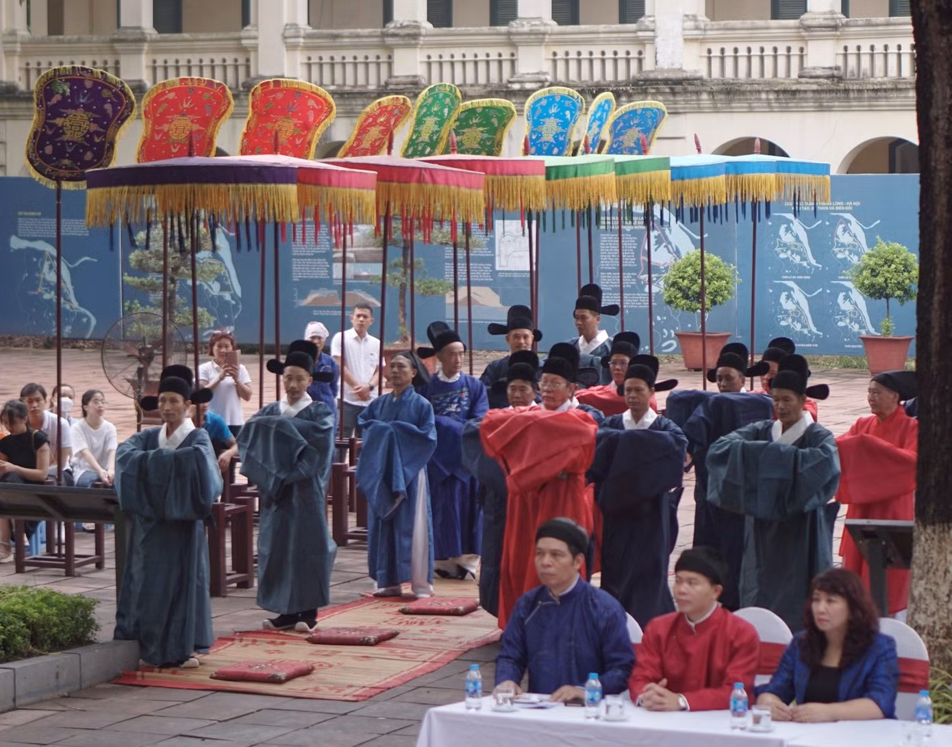 Các nguồn sử liệu cho biết dưới triều Lê Trung Hưng, Tết Đoan Ngọ là dịp để nhà vua, hoàng tộc sửa soạn lễ phẩm dâng tiến lên tổ tiên và các bậc sinh thành.