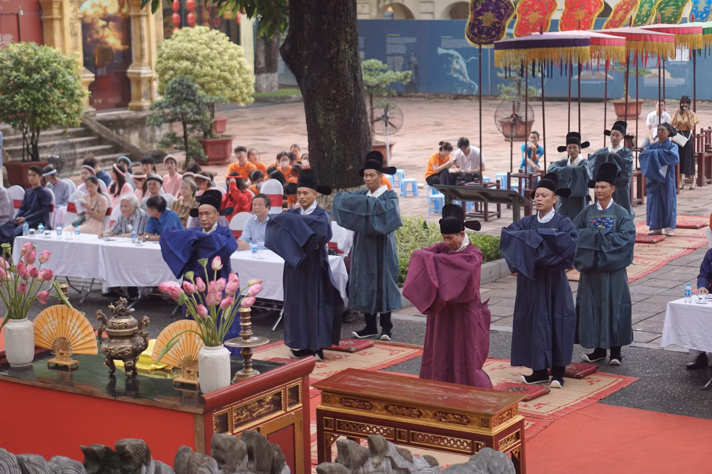 Tết Đoan Ngọ (hay còn gọi là Tết Đoan Dương) vào dịp mùng 5 tháng 5 âm lịch. Từ chốn cung đình hoa lệ đến những miền quê mộc mạc đều hân hoan đón Tết Đoan Ngọ. Tết Đoan Ngọ trong cung đình và ngoài dân gian có những lễ nghi, phong tục khác nhau nhưng đều là dịp con cháu tìm về cội nguồn, nhớ ơn công đức tổ tông.