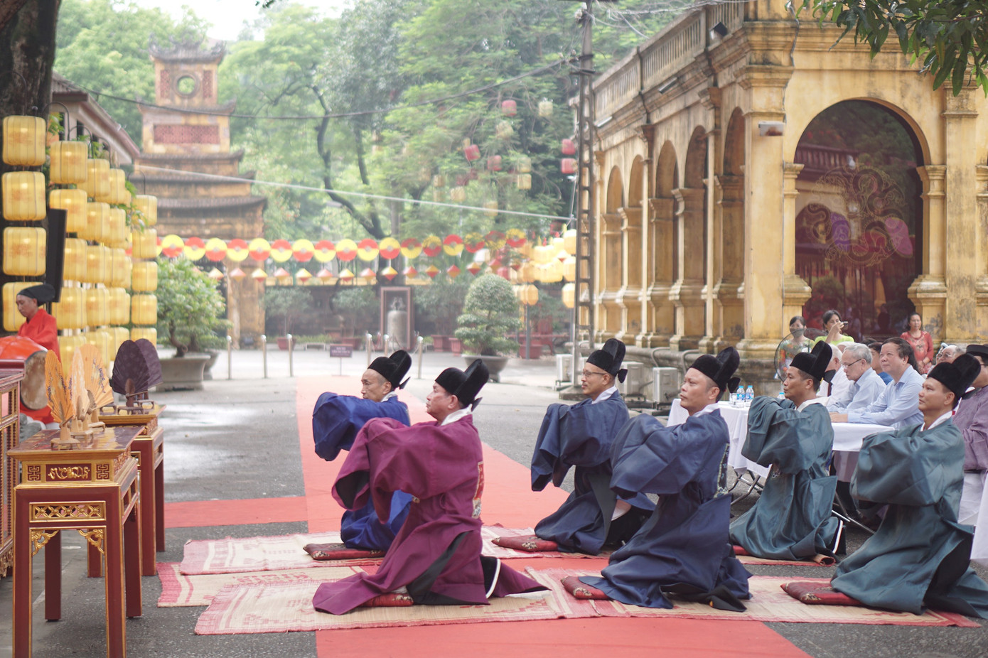 Trong cung đình, Tết Đoan Ngọ là lễ thường triều, hoàng đế hoặc nhà vua chịu mệnh trời thực hiện một số nghi lễ như cúng tế các tiên đế, báo hiếu bậc sinh thành, ban yến và ban quạt cho văn võ bá quan, với mong ước ban phúc lành, ban sức khỏe, bình an cho muôn nhà.