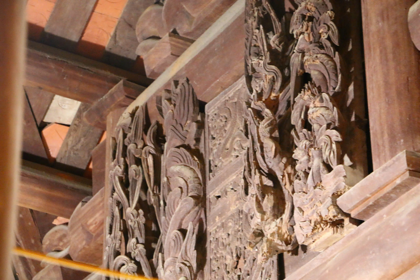 Toàn bộ cấu kiện nguyên thủy được làm bằng gỗ xoan với mái lớn, chạm khắc họa tiết độc đáo. Toàn bộ cấu kiện nguyên thủy được làm bằng gỗ xoan với mái lớn, chạm khắc họa tiết độc đáo.