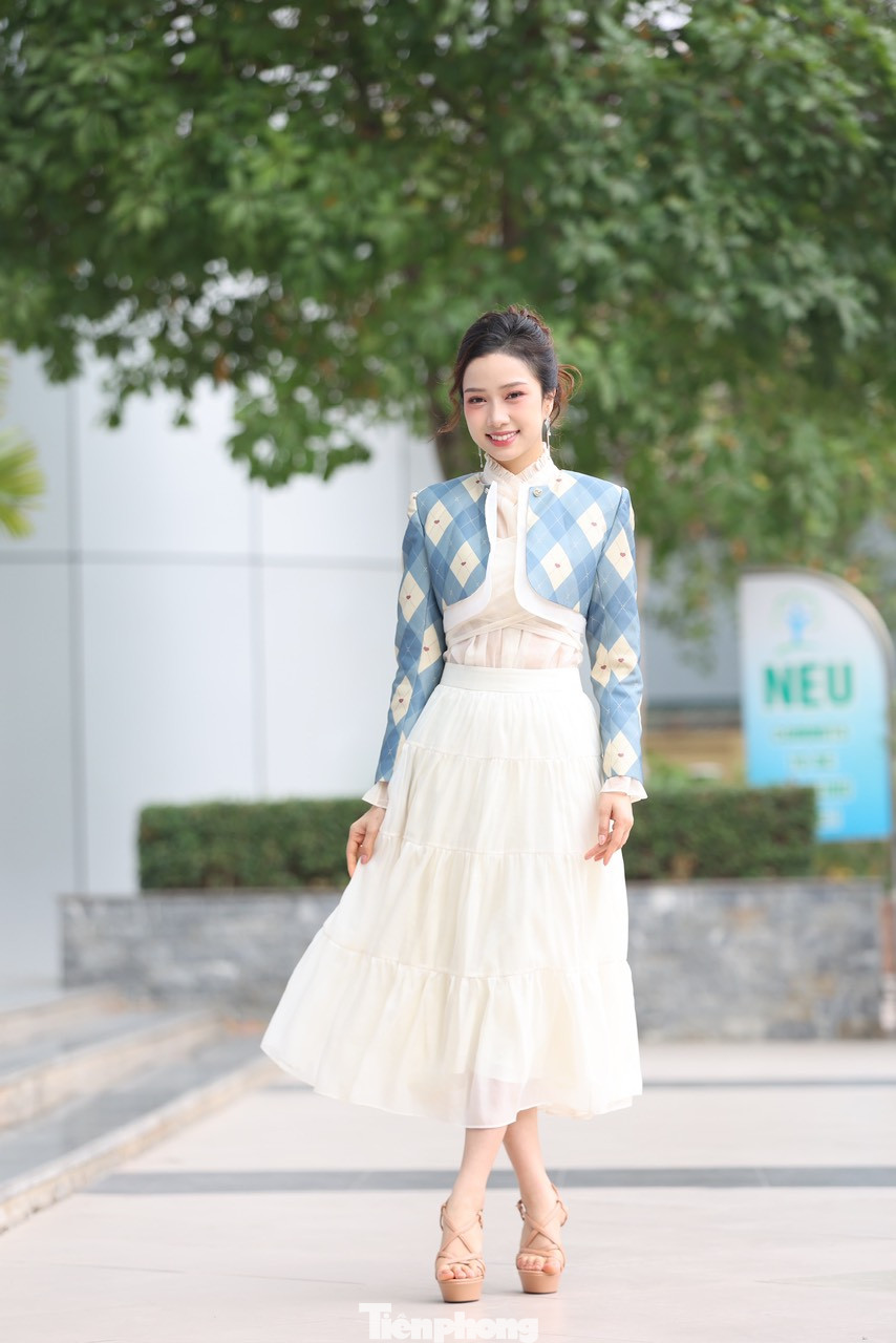 Người đẹp Ngọc Mai khẳng định Nâng bước thủ khoa là chương trình ý nghĩa, nhân văn. "Tôi xúc động khi lắng nghe những câu chuyện của các bạn tân sinh viên có hoàn cảnh khó khăn. Các bạn sinh ra không được chọn hoàn cảnh: có bạn không có gia đình trọn vẹn, những người thân đều có vấn đề sức khỏe, có bạn mất mẹ, lớn lên cũng có những lúc mang trong mình những mặc cảm tự ti. Nhưng nhờ sự nỗ lực, các bạn vươn lên đạt những thành tích vô cùng tuyệt vời và đáng tự hào", Ngọc Mai bày tỏ. Cô chia sẻ, Nâng bước thủ khoa là niềm động lực và sự hỗ trợ lớn để các bạn sinh viên chắp cánh ước mơ.