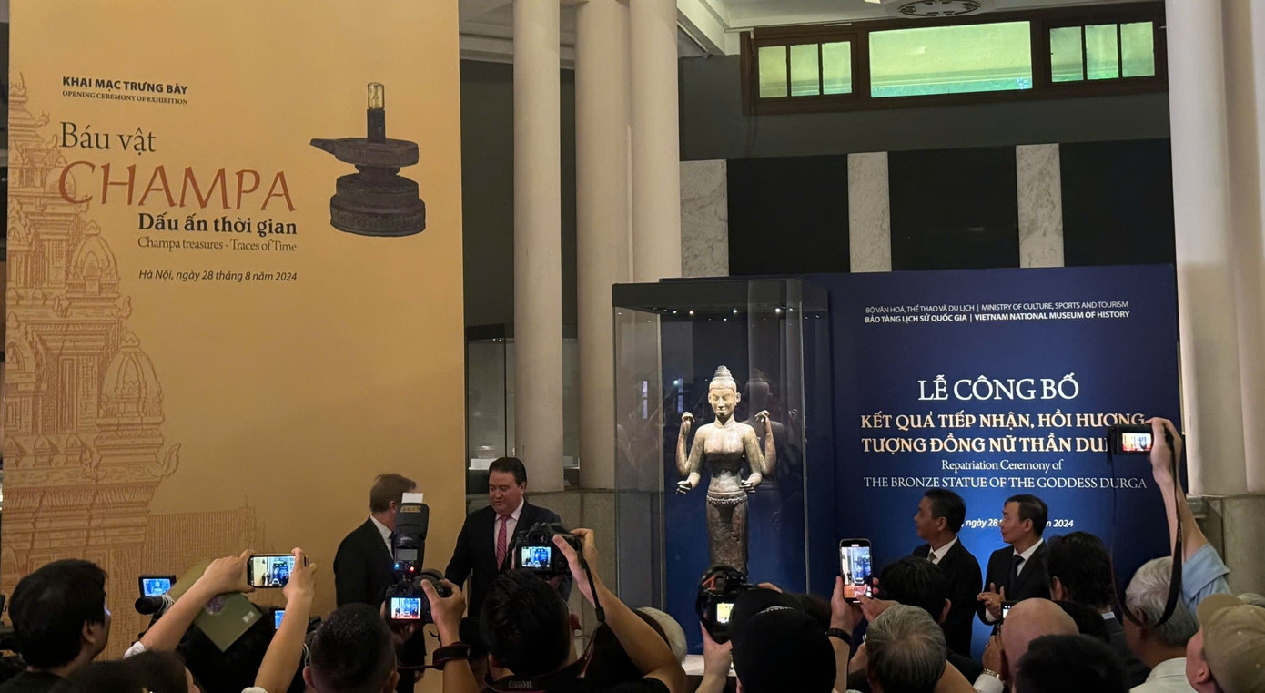 Bộ Tư pháp và Bộ An ninh Nội địa Hoa Kỳ đã phối hợp với Cảnh sát đô thành London (Vương quốc Anh) tịch thu tượng đồng nữ thần Durga từ một vụ điều tra buôn bán cổ vật bất hợp pháp. Tháng 8/2023, Đại sứ quán Việt Nam tại Vương quốc Anh thông tin cho Bộ VHTTDL về sự việc. Đầu năm 2024, đoàn công tác của Bộ VHTTDL chuẩn bị thủ tục bàn giao và đóng gói cổ vật tượng đồng nữ thần Durga từ Vương quốc Anh về Việt Nam. Ngày 18/6, pho tượng về tới Việt Nam.