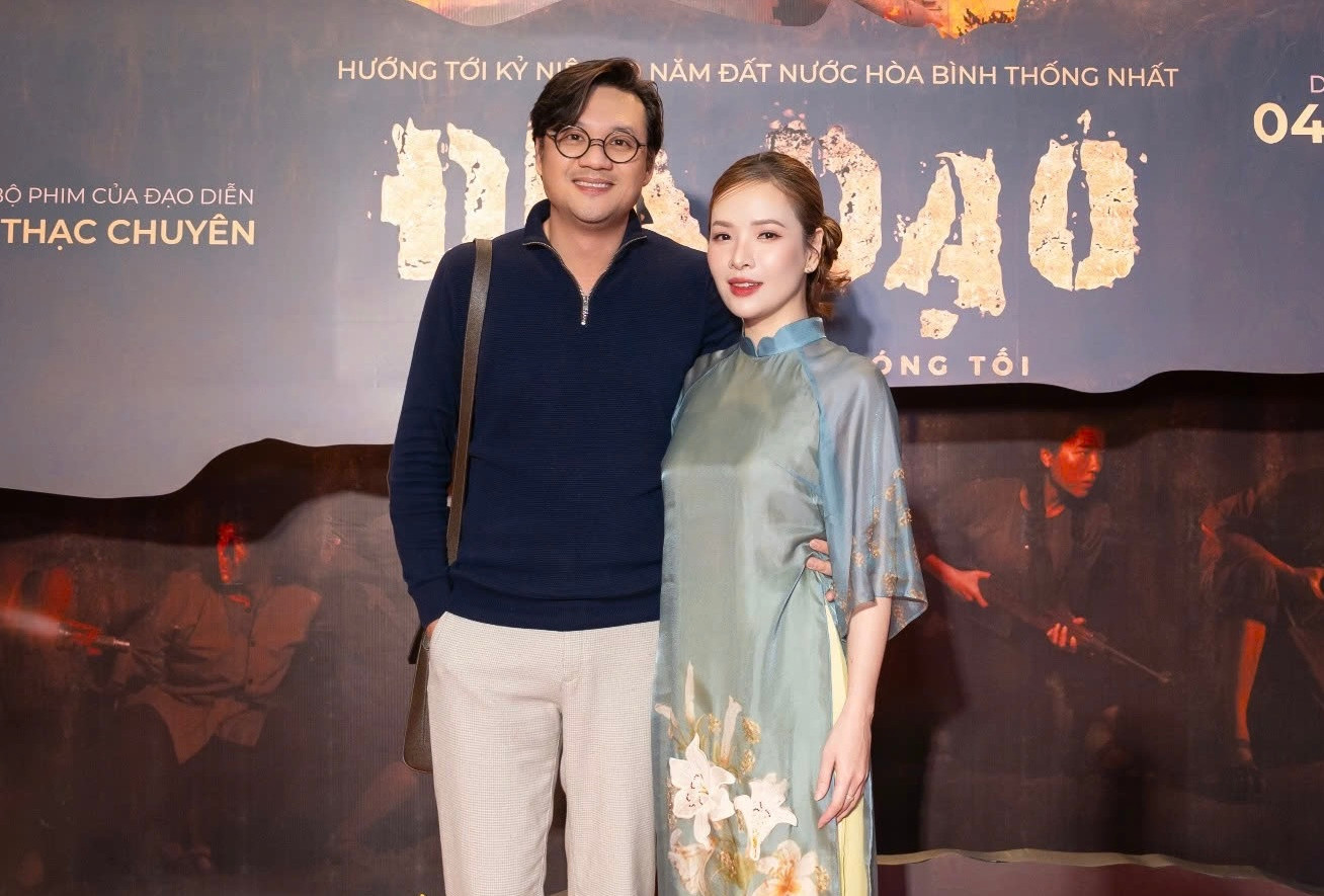 Đông đảo nghệ sĩ phía Bắc như vợ chồng nghệ sĩ Anh Tuấn - Nguyệt Hằng, diễn viên Thanh Bình, vợ chồng đạo diễn Khải Anh - Đan Lê, hai bộ đôi gia đình Việt Hoa, Anh Đào, diễn viên Thanh Sơn đến chung vui cùng đạo diễn Bùi Thạc Chuyên. Bà xã Tú Oanh cũng xuất hiện rạng rỡ bên cạnh chồng - đạo diễn Bùi Thạc Chuyên. Đông đảo nghệ sĩ phía Bắc như vợ chồng nghệ sĩ Anh Tuấn - Nguyệt Hằng, diễn viên Thanh Bình, vợ chồng đạo diễn Khải Anh - Đan Lê, hai bộ đôi gia đình Việt Hoa, Anh Đào, diễn viên Thanh Sơn đến chung vui cùng đạo diễn Bùi Thạc Chuyên. Bà xã Tú Oanh cũng xuất hiện rạng rỡ bên cạnh chồng - đạo diễn Bùi Thạc Chuyên.