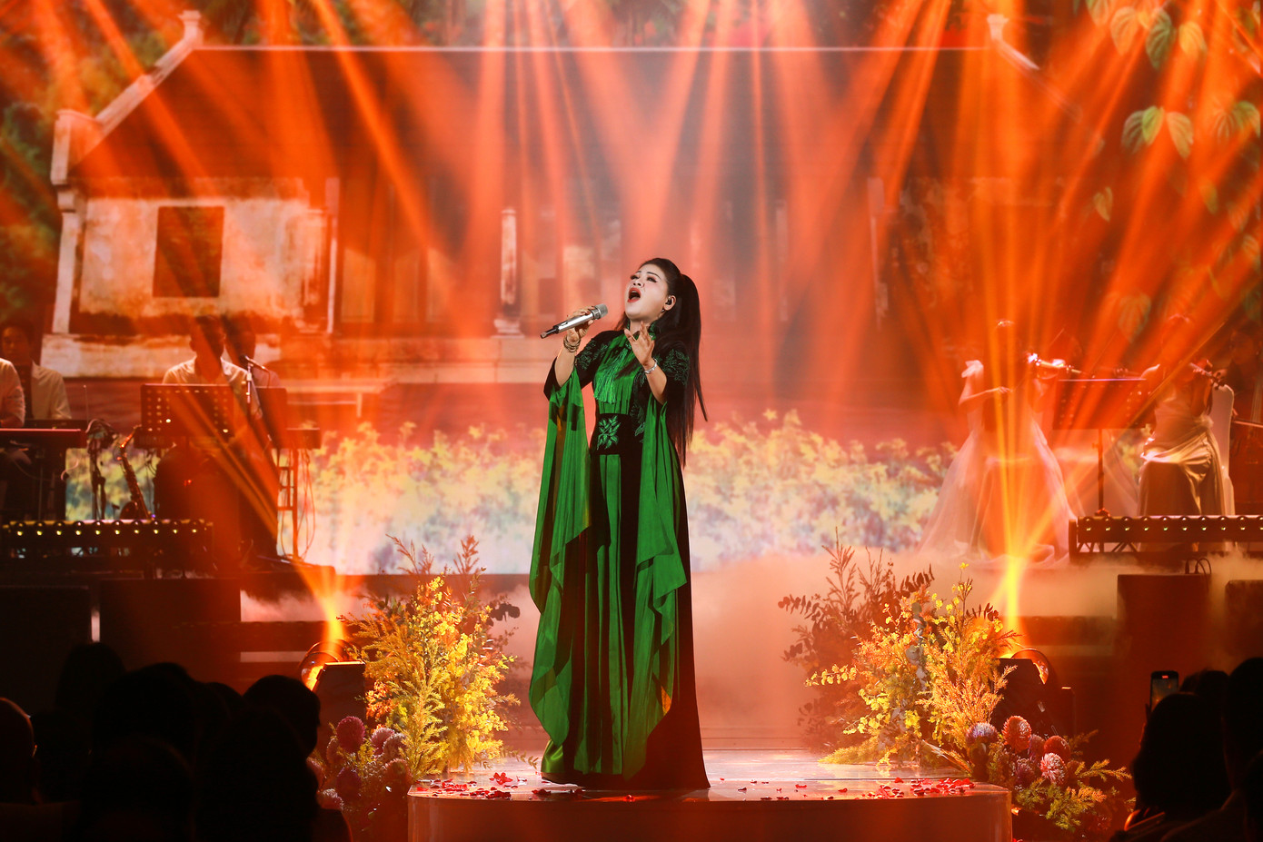 Anh Thơ hát hơn 20 bài trong live show Nàng thơ trở về.