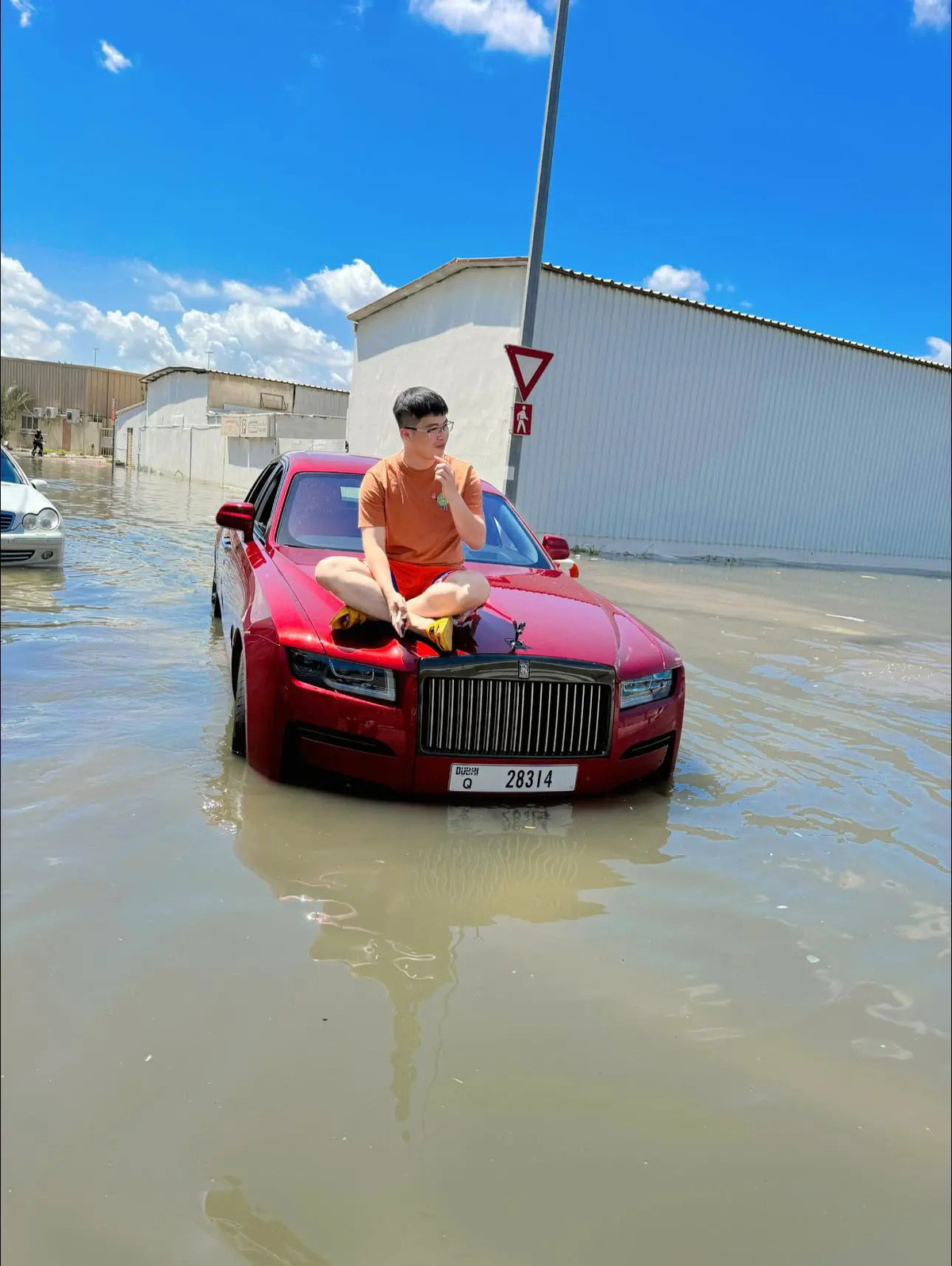 Một số hình ảnh khoe mẽ phản cảm của Mr Pips. Một số hình ảnh khoe mẽ phản cảm của Mr Pips.