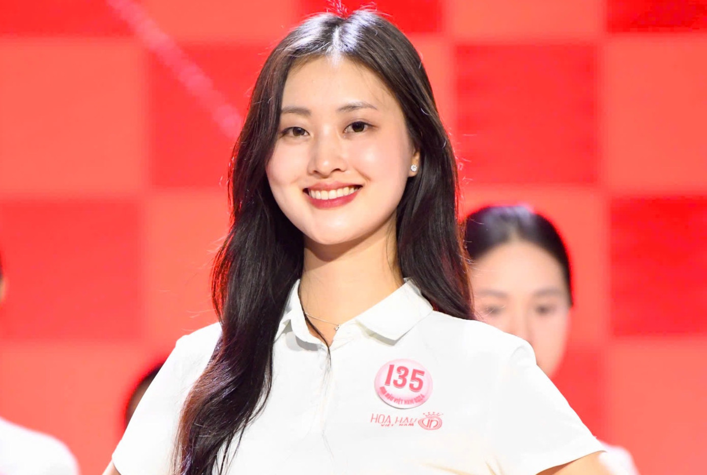 Chiều 18/4, 41 thí sinh Hoa hậu Việt Nam tiếp tục tập luyện trên sân khấu Cung thể thao Quần Ngựa (Ba Đình, Hà Nội). Đây là địa điểm tổ chức đêm chung khảo toàn quốc vào tối 20/4.