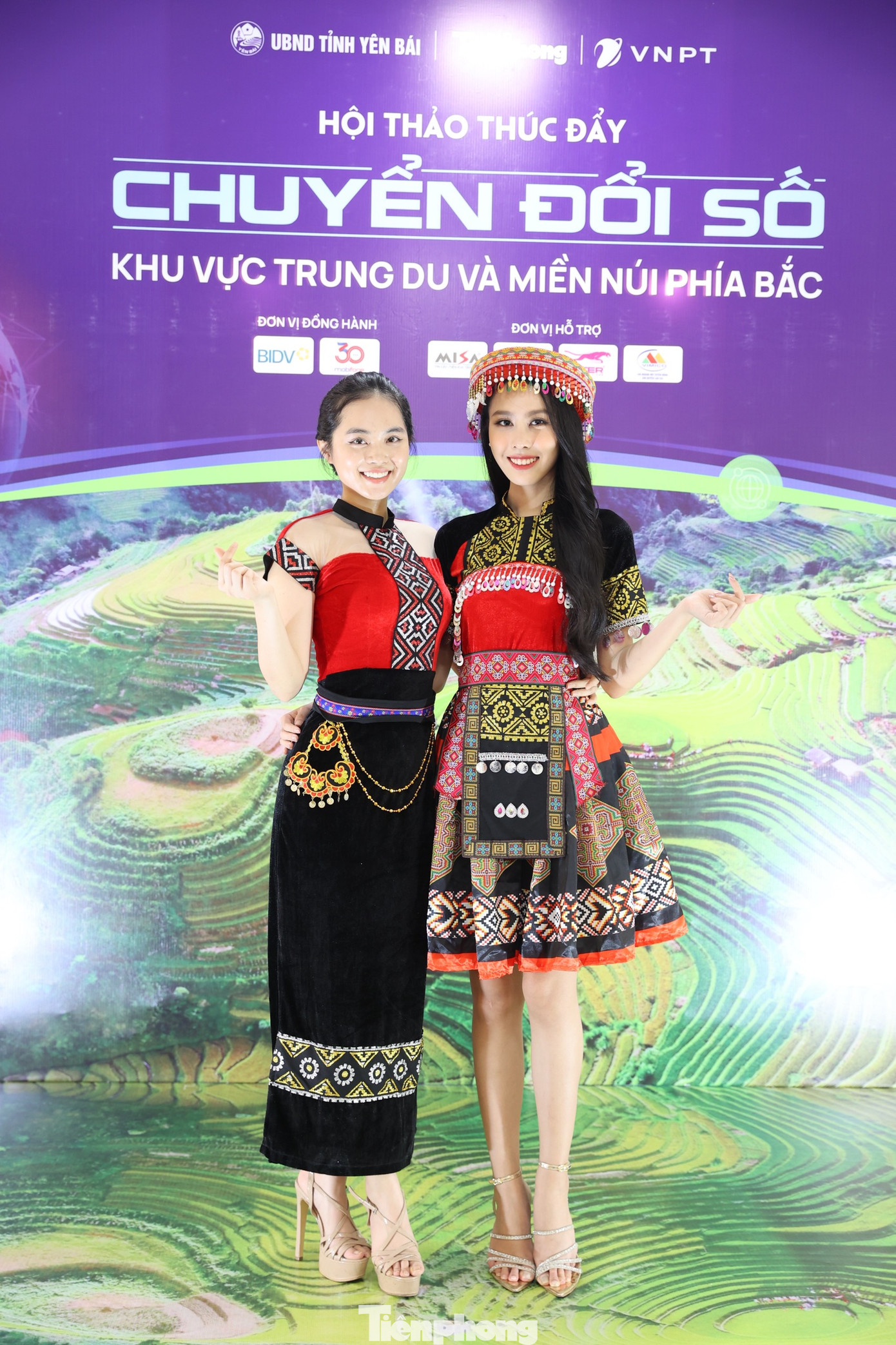 Á hậu Ngọc Hằng (phải) và người đẹp Phương Anh.