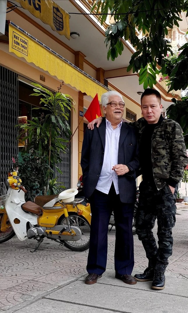 Hai cha con NSƯT Đức Trung và diễn viên Lê Tuấn Anh. Hai cha con NSƯT Đức Trung và diễn viên Lê Tuấn Anh.