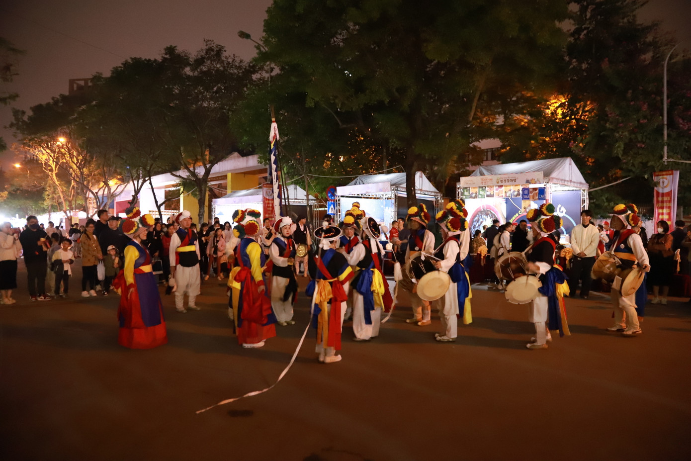 Điệu múa Nongak khiến nhiều du khách thích thú.