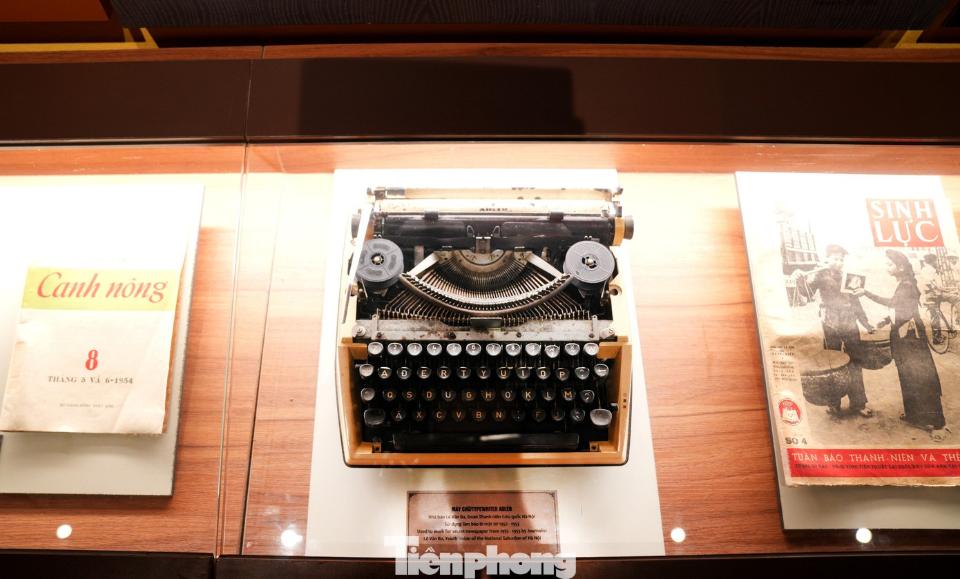 Máy đánh chữ của nhà báo Lê Văn Ba - người gắn bó với báo Tiền Phong gần 30 năm. Máy đánh chữ được ông sử dụng để sản xuất các bài viết đăng trên những tờ báo bí mật như báo Nhựa sống vào những năm 1952-1953.
