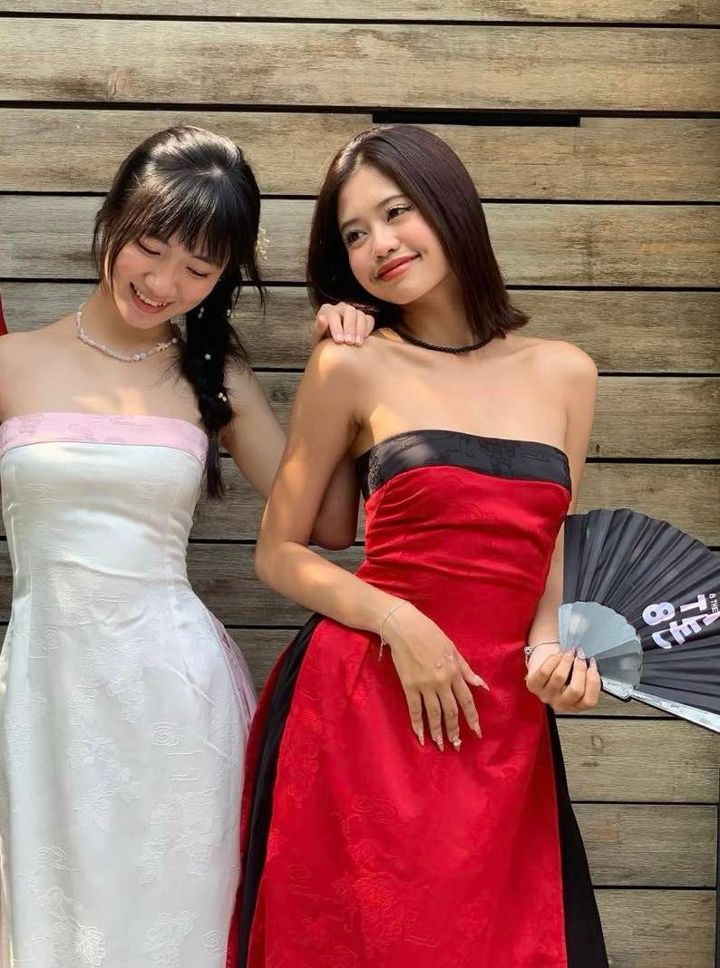 Váy quây cũng được một cửa hàng thời trang gắn mác áo dài. Váy quây cũng được một cửa hàng thời trang gắn mác áo dài.