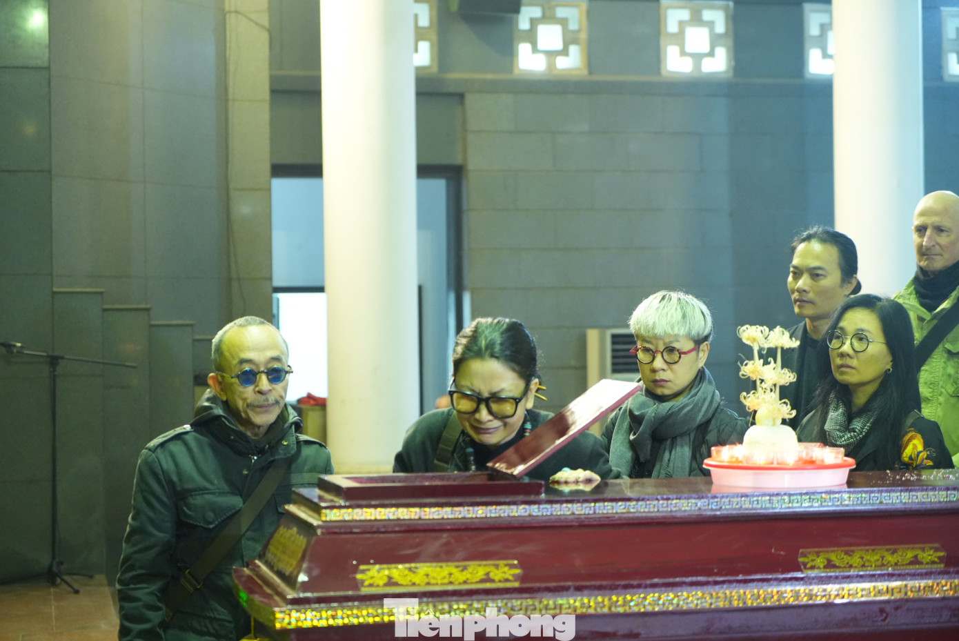 Dịch giả Dương Tường được yêu mến bởi tính cách hòa đồng. Giám đốc NXB Phụ nữ Việt Nam Khúc Thị Hoa Phượng thể hiện lòng biết ơn với nhà thơ, dịch giả Dương Tường vì những đóng góp của ông cho sự nghiệp văn học. Ảnh: TRỌNG QUÂN.