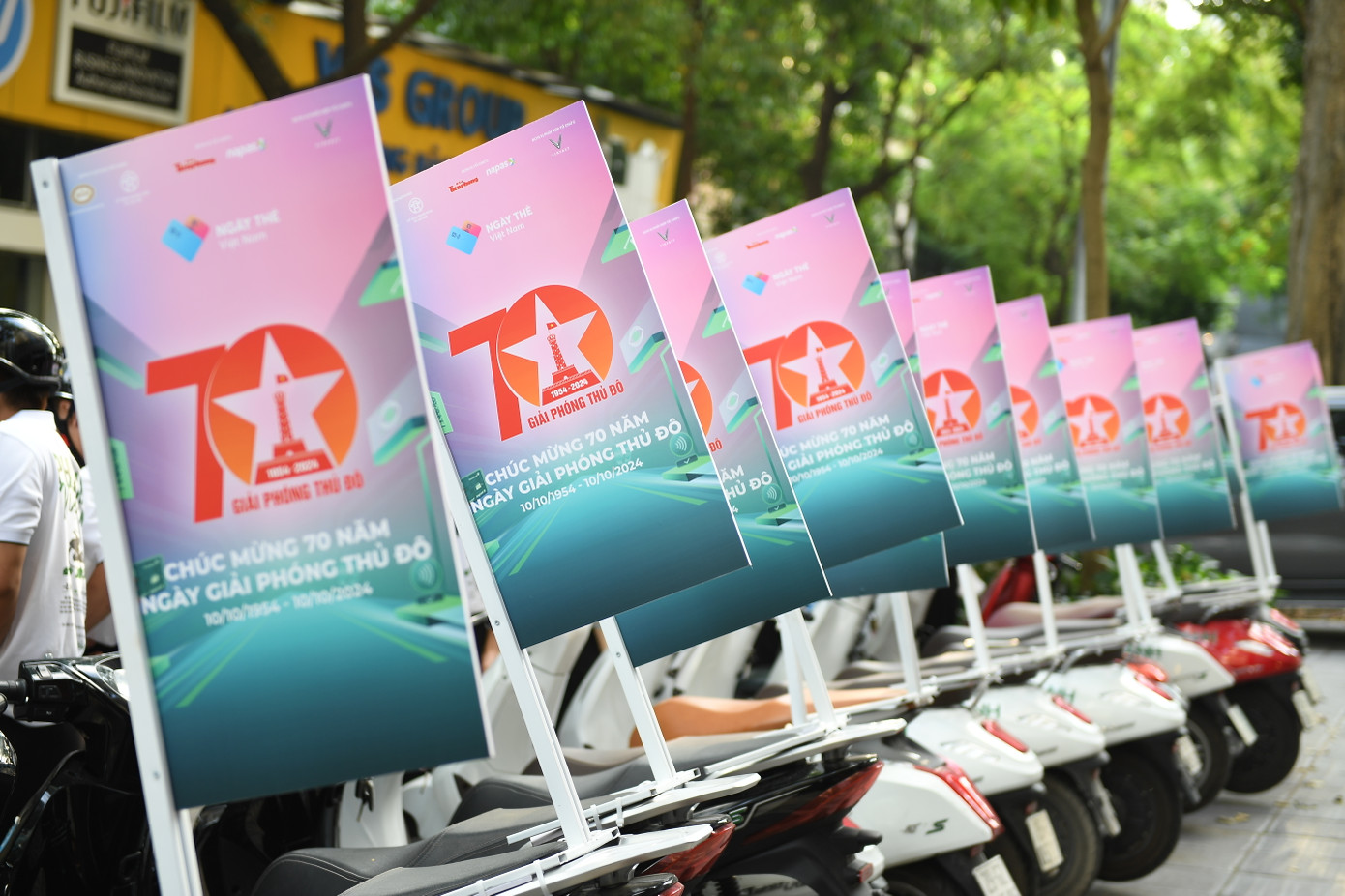 Đúng 7h30 sáng 28/9, đoàn xe roadshow đi qua một số tuyến phố chính của Thủ đô, di chuyển qua phố Lý Thường Kiệt, Trần Hưng Đạo, Phan Bội Châu, Ngô Quyền, Phan Chu Trinh, Tông Đản, Trần Quang Khải...