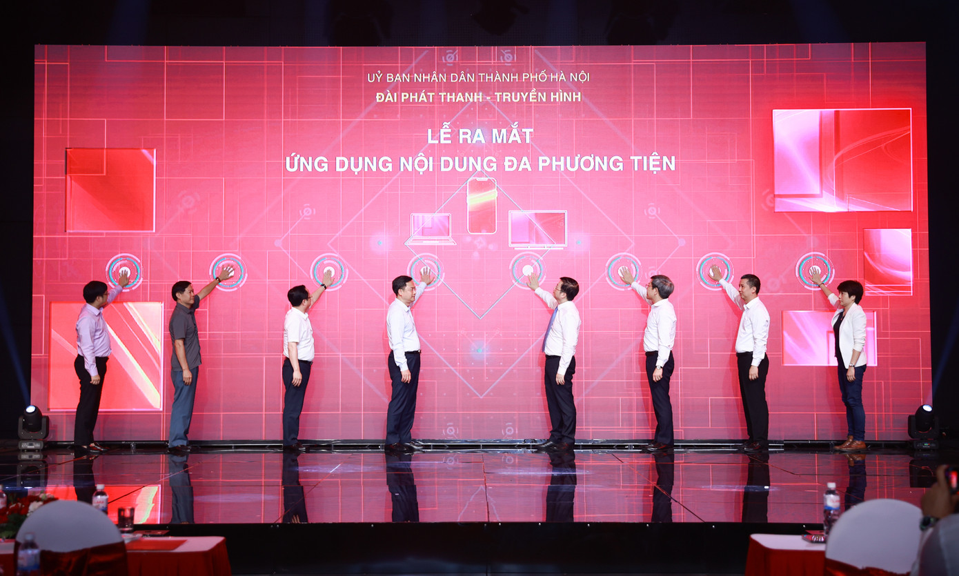 Các đại biểu nhấn nút ra mắt ứng dụng. Các đại biểu nhấn nút ra mắt ứng dụng.