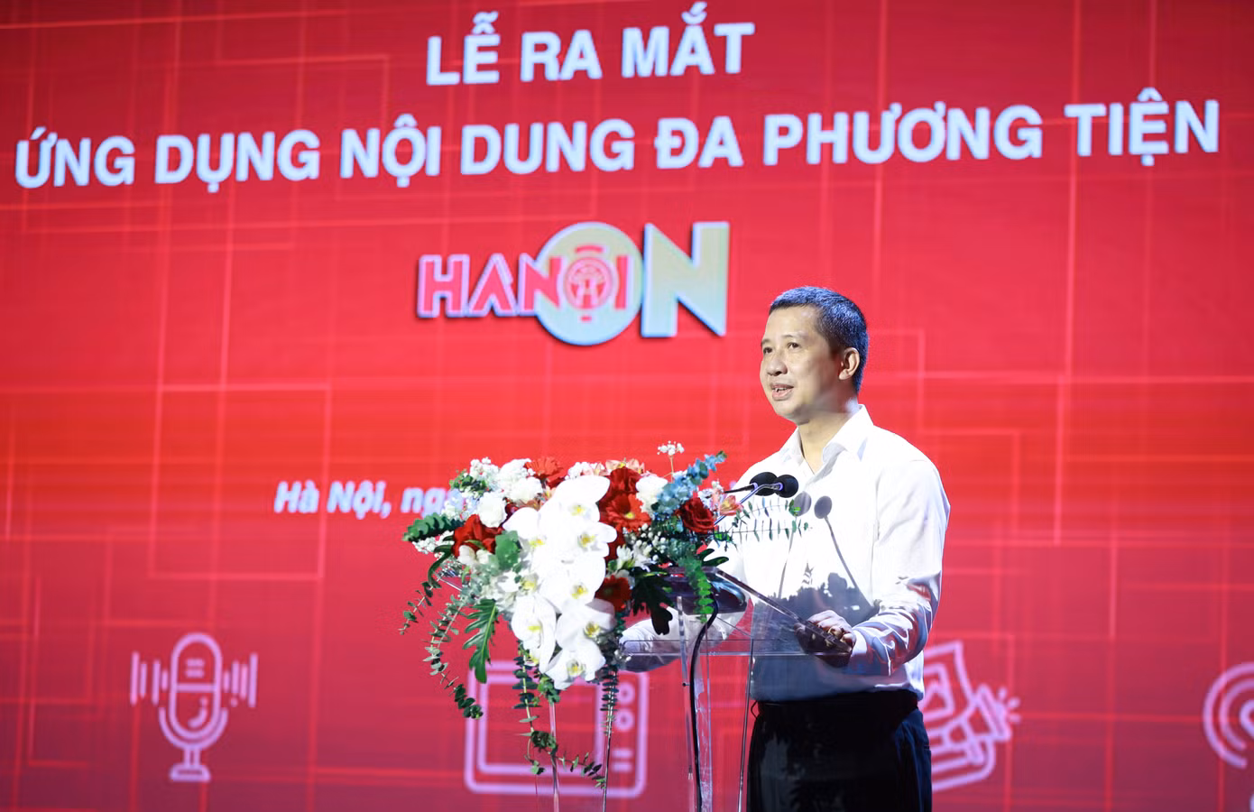 Ông Nguyễn Kim Khiêm -Tổng Giám đốc, Tổng Biên tập Đài PTTH Hà Nội. Ông Nguyễn Kim Khiêm -Tổng Giám đốc, Tổng Biên tập Đài PTTH Hà Nội.