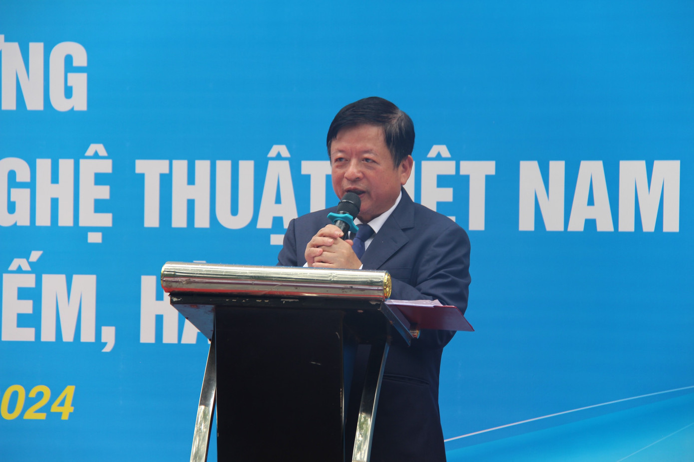 PGS.TS nhạc sĩ Đỗ Hồng Quân chia sẻ nhiều kỷ niệm đặc biệt với ngôi nhà của bao thế hệ văn nghệ sĩ. Ảnh: Đình Toán. PGS.TS nhạc sĩ Đỗ Hồng Quân chia sẻ nhiều kỷ niệm đặc biệt với ngôi nhà của bao thế hệ văn nghệ sĩ. Ảnh: Đình Toán.