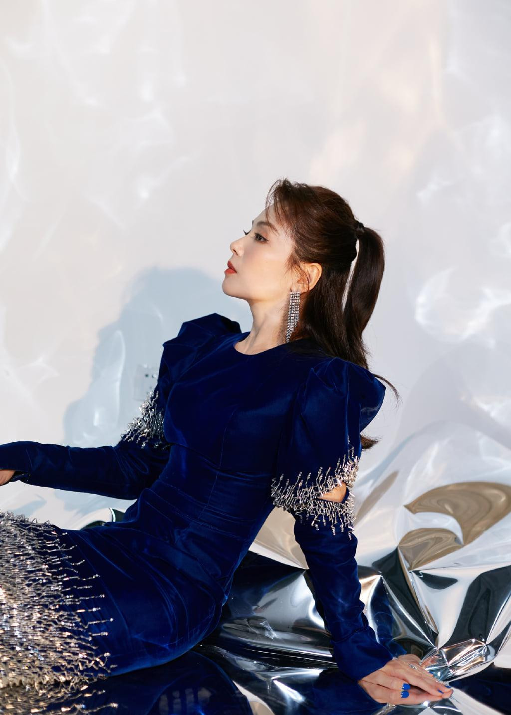 Năm 2010, ông xã Lưu Đào lâm vào cảnh phá sản, chịu khoản nợ lên đến 400 triệu nhân dân tệ (hơn 1.300 tỉ đồng). Nữ diễn viên quay trở lại đóng phim và tham gia nhiều show truyền hình, nhận hợp đồng quảng cáo để gánh vác gia đình. Năm 2010, ông xã Lưu Đào lâm vào cảnh phá sản, chịu khoản nợ lên đến 400 triệu nhân dân tệ (hơn 1.300 tỉ đồng). Nữ diễn viên quay trở lại đóng phim và tham gia nhiều show truyền hình, nhận hợp đồng quảng cáo để gánh vác gia đình.