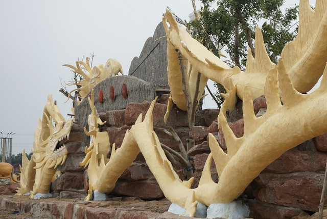 Nhiều người cho rằng linh vật rồng được tạo hình giống thân hình một con lươn, trong khi đầu rồng thô, đuôi rồng như hình đuôi cá hố. Tác phẩm nghệ thuật ở Thanh Hóa khiến cộng đồng mạng phải thốt lên đây là tượng rồng "còi xương" nhất từng thấy.