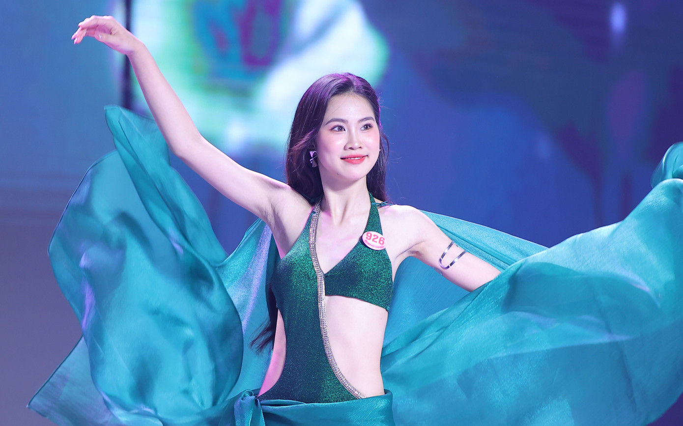 Thí sinh cho thấy sự mới mẻ trong phần đồng diễn áo dài, bikini. Thí sinh cho thấy sự mới mẻ trong phần đồng diễn áo dài, bikini.