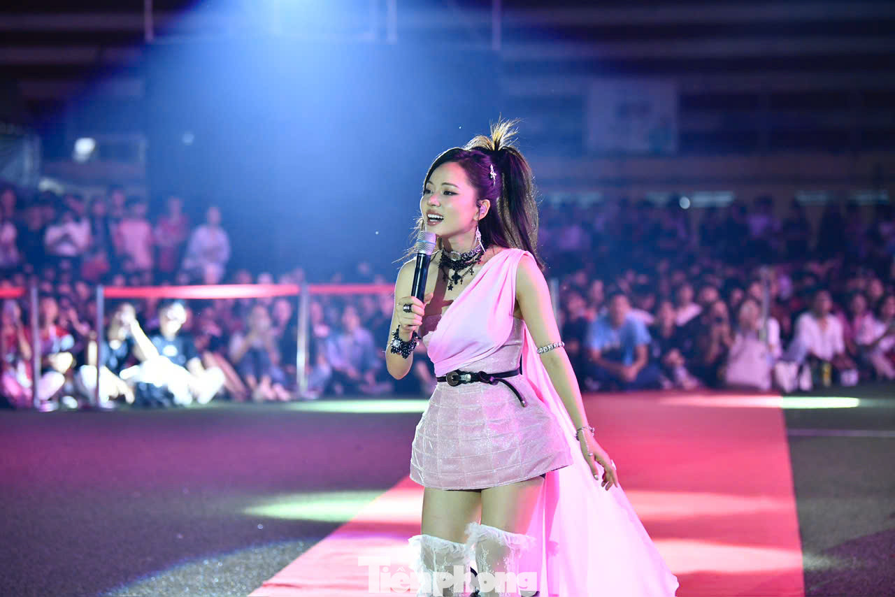 Nữ ca sĩ trình diễn ba ca khúc: Xin đừng lòng vòng, Anh có muốn đưa em về không và Đi giữa trời rực rỡ - ca khúc đạt hàng chục triệu view ngay khi vừa ra mắt.