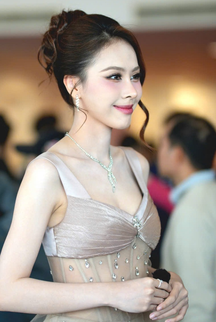 Lê Nguyễn Ngọc Hằng khẳng định việc thi hoa hậu giúp cô trưởng thành, hoàn thiện mọi mặt. Cô nói những bước chân đầu tiên xuất phát từ Hoa hậu Việt Nam 2022 và luôn trân quý danh hiệu Á hậu 2 của cuộc thi.