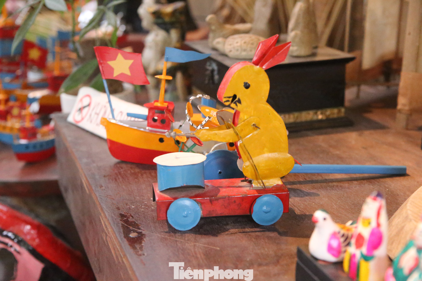 Đau đáu khôi phục, bảo tồn và phát huy giá trị của các sản phẩm thủ công truyền thống, anh Ngô Quý Đức sáng lập Phường Bách Nghệ - Trung tâm Nghiên cứu, Phát triển và Ứng dụng sản phẩm làng nghề Việt. Tại đây, anh Ngô Quý Đức cùng với một nhóm bạn trẻ theo học về mỹ thuật chuẩn bị nhiều chương trình, dự án nghiên cứu và phát triển sản phẩm thủ công của Việt Nam. Những ngày này, Phường Bách Nghệ trưng bày nhiều món đồ chơi Trung thu truyền thống như đèn ông sao, mặt nạ giấy bồi, tò he, đèn kéo quân,...