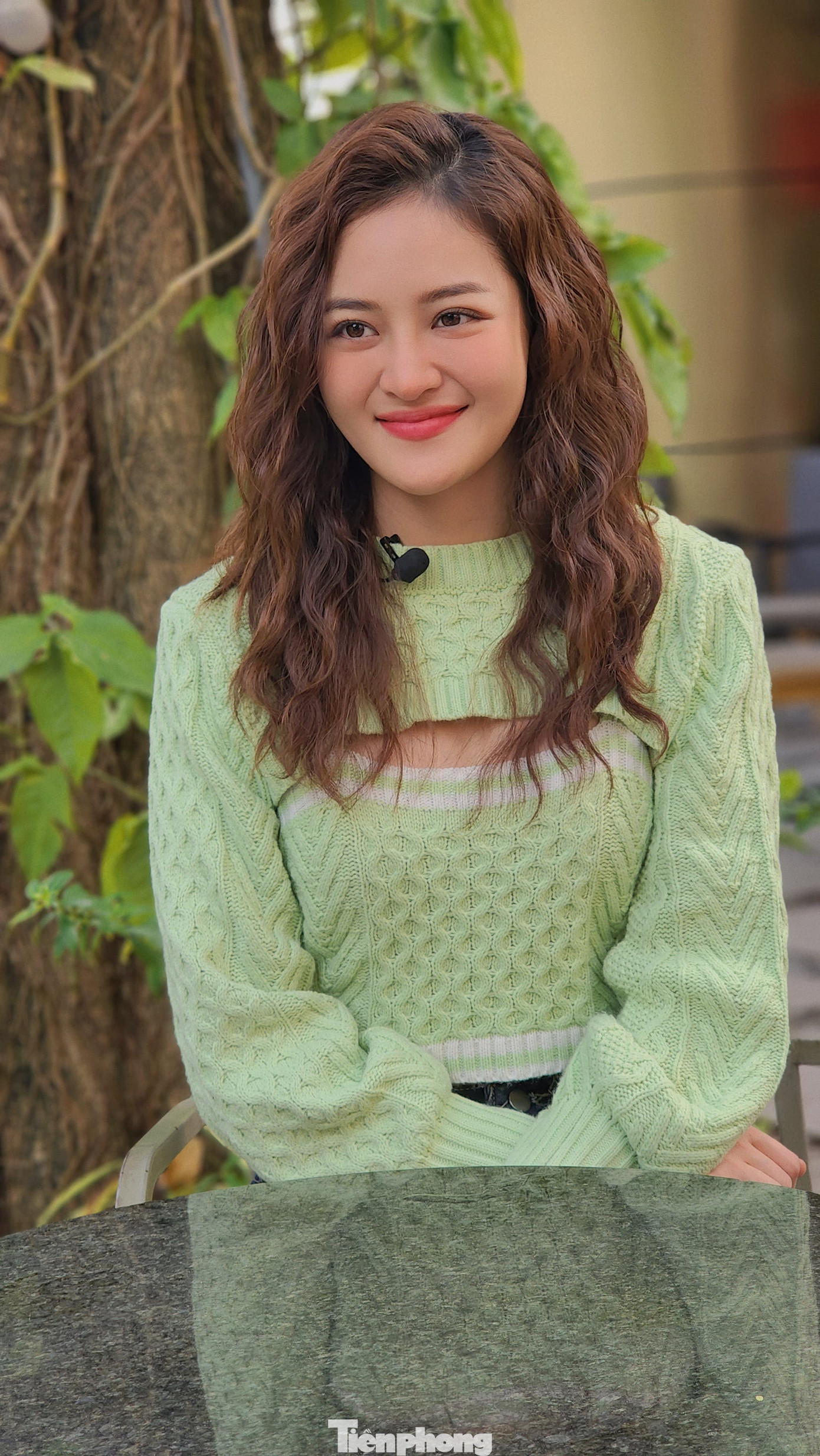 Thùy Anh nói vui rằng cô rất lời khi được đóng chung với hai nam thần của truyền hình phía Bắc là Mạnh Trường và Đình Tú. Với Mạnh Trường, Thùy Anh tiết lộ cô có sự ngại ngần nhất định ở những ngày đầu tiếp xúc vì anh đã có gia đình. Ảnh: TRỌNG QUÂN.