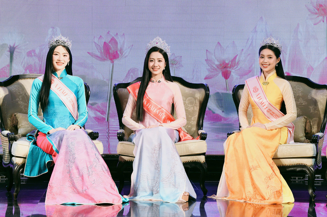 3 người đẹp khoe nhan sắc rạng rỡ. 3 người đẹp khoe nhan sắc rạng rỡ.