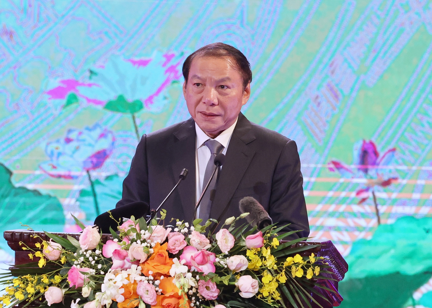 Trân trọng cảm ơn những phát biểu chỉ đạo của Chủ tịch nước Võ Văn Thưởng, Bộ trưởng Bộ VHTTDL Nguyễn Văn Hùng - Chủ tịch Hội đồng cấp Nhà nước về công tác xét tặng danh hiệu NSND, NSƯT lần thứ 10 - cho biết sẽ tiếp thu đầy đủ những ý kiến phát biểu chỉ đạo để triển khai trong thời gian tới. Bộ trưởng cũng khẳng định trong quá trình tổ chức họp Hội đồng chuyên ngành cấp Nhà nước, Hội đồng cấp Nhà nước, Bộ VHTTDL không nhận được đơn thư, khiếu nại nào về quy trình, thủ tục xét tặng, chỉ có một số đơn thư kiến nghị liên quan đến hồ sơ.