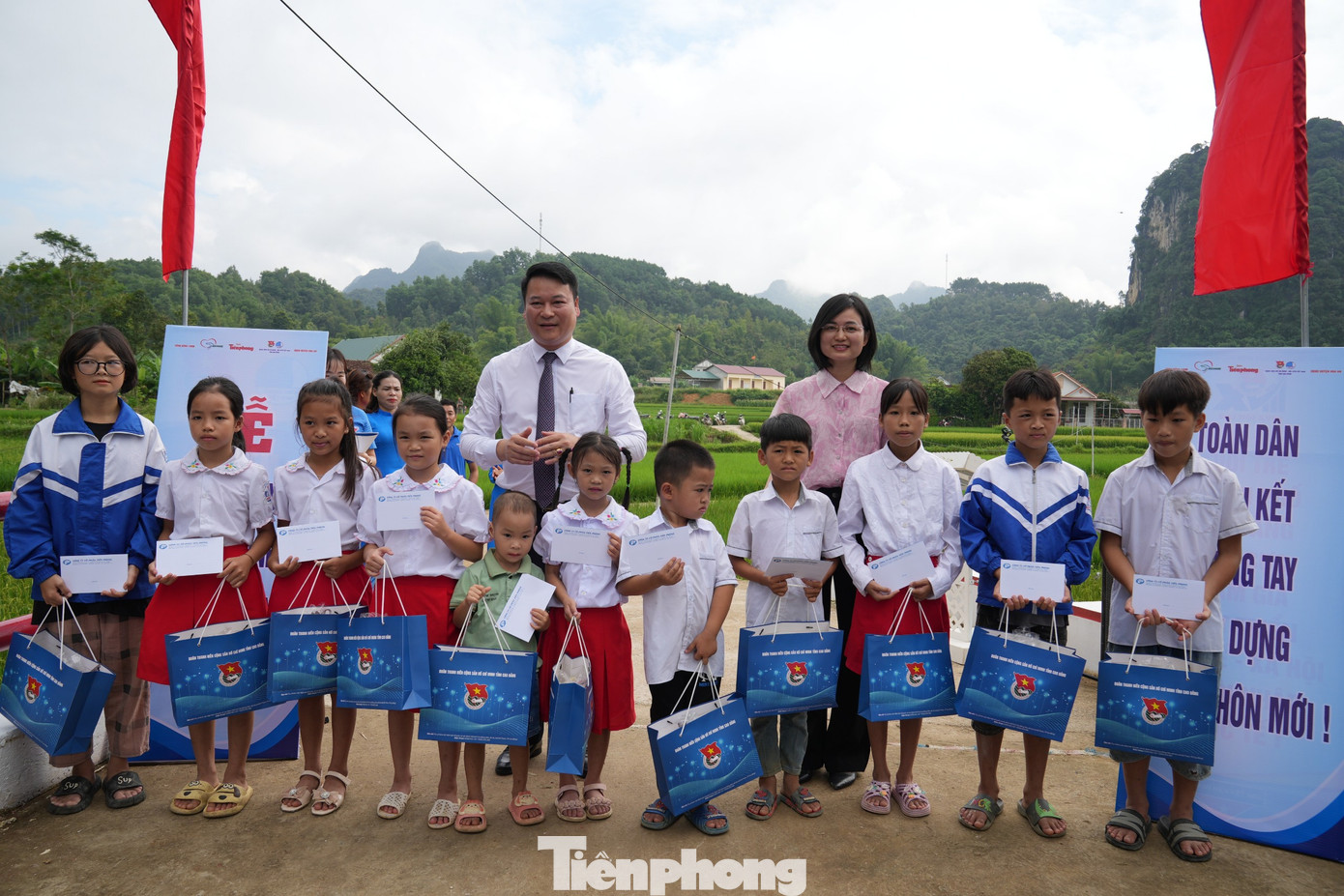 Dịp này, Ban tổ chức đã trao 20 phần quà mỗi phần gồm 500 nghìn đồng do Công ty cổ phần Tiền Phong trao tặng kèm sách và quà tặng của Tỉnh Đoàn Cao Bằng.