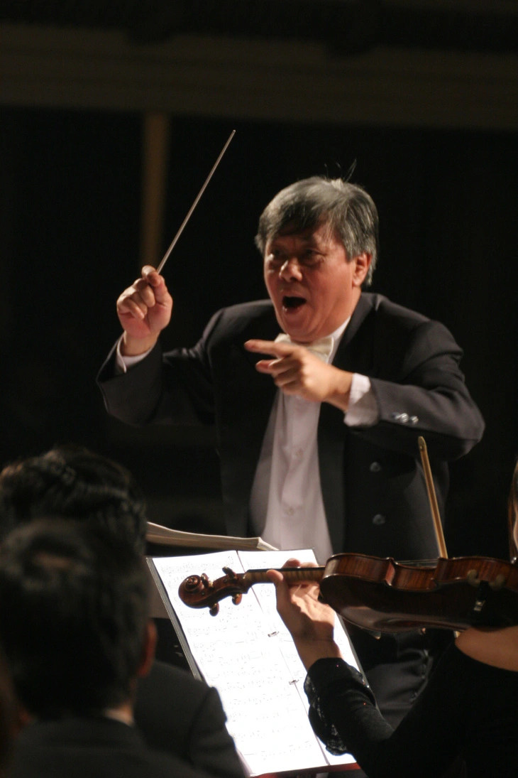 Nhạc sĩ Đỗ Dũng là giám đốc đầu tiên của Dàn nhạc Giao hưởng Việt Nam. Nhạc sĩ Đỗ Dũng là giám đốc đầu tiên của Dàn nhạc Giao hưởng Việt Nam.