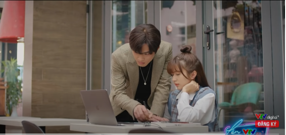 Đông Phong chủ động cầm tay Vân Vân rất tự nhiên.