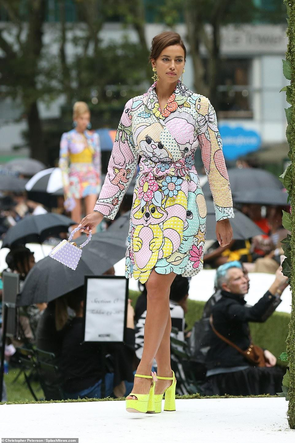 Show diễn còn có sự góp mặt của chân dài người Nga Irina Shayk. Siêu mẫu sinh năm 1986 diện áo choàng dáng dài cùng giày cao gót màu vàng nổi bật.