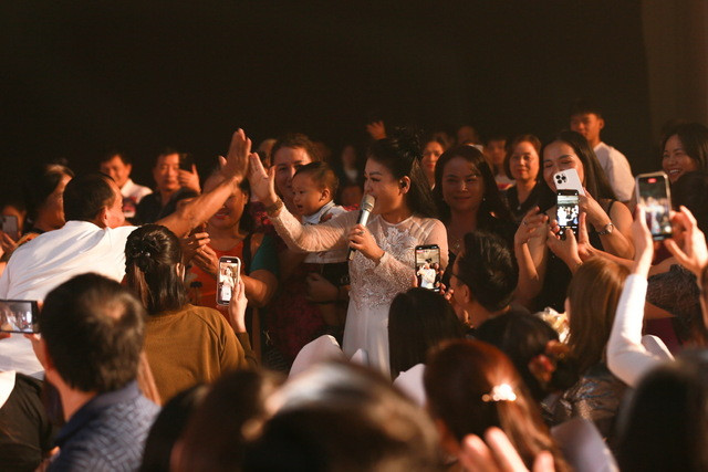 Nữ ca sĩ hòa giọng với 2.000 khán giả tại quê nhà Thanh Hóa.