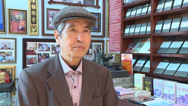 Ông từng có thời gian làm phóng viên trước khi theo đuổi sự nghiệp sáng tác chuyên nghiệp. Ông từng có thời gian làm phóng viên trước khi theo đuổi sự nghiệp sáng tác chuyên nghiệp.