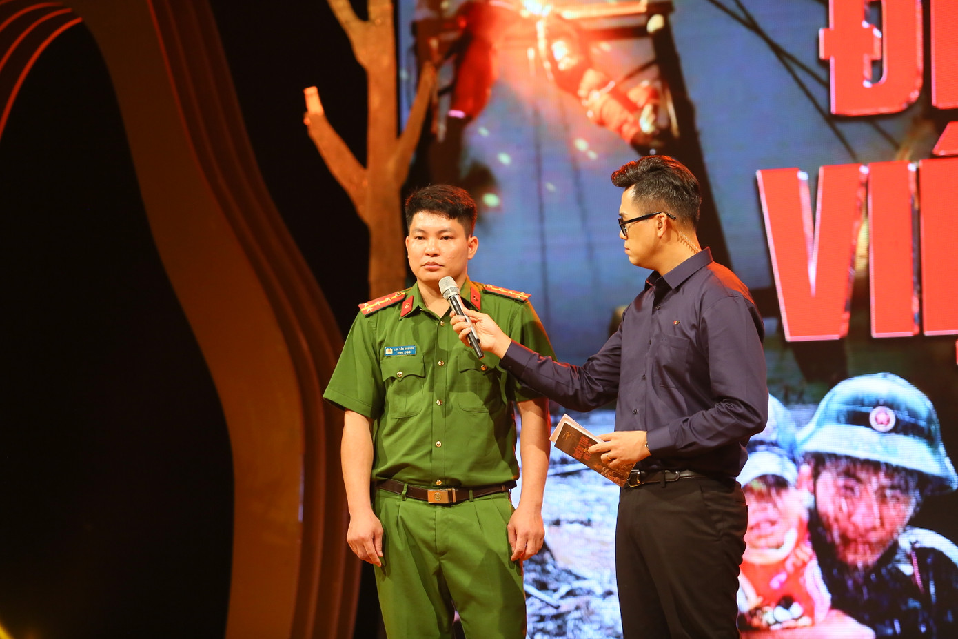 Đại úy Lục Văn Nguyên kể lại thời khắc lao xuống dòng nước, nhường áo phao cho em Nguyễn Quốc Bảo.