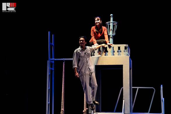 Một cảnh của Người trong cõi nhớ - vở diễn do NSƯT Trịnh Mai Nguyên dàn dựng giành huy chương Vàng tại liên hoan. Ảnh: NHKVN. Một cảnh của Người trong cõi nhớ - vở diễn do NSƯT Trịnh Mai Nguyên dàn dựng giành huy chương Vàng tại liên hoan. Ảnh: NHKVN.