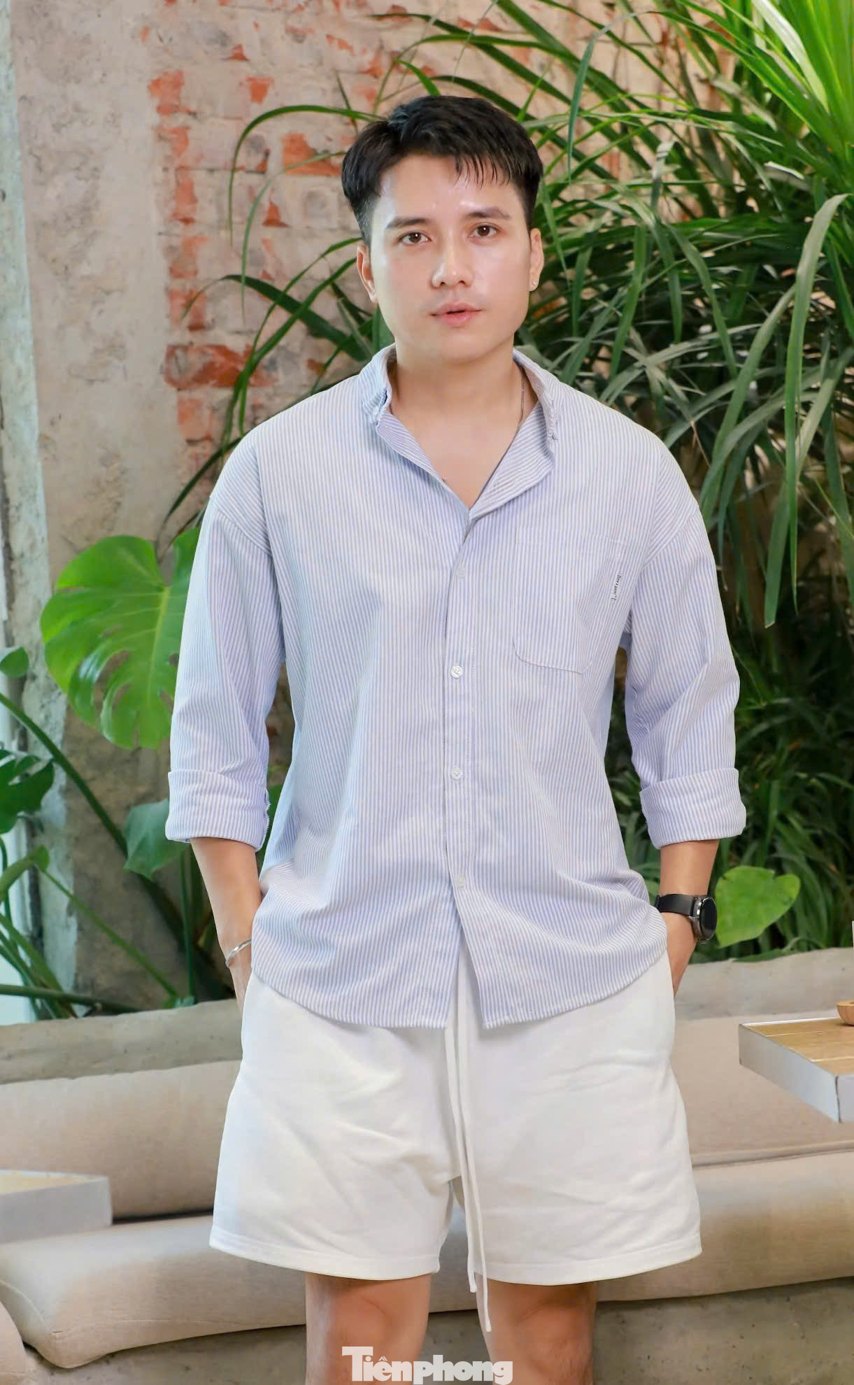 Trở lại đóng phim truyền hình sau một vài năm vắng bóng, Mạnh Quân hài lòng khi thể hiện tốt nhân vật Hào, bắt nhịp được với đoàn phim. "Tôi có nhiều kỷ niệm đáng nhớ khi vào vai nhân viên giao hàng, hầu hết là kỷ niệm khi quay ngoài trời nóng tới 40 độ. Những cảnh quay bị vợ mắng cũng đáng nhớ. Tôi hay nói vui với Diễm Hằng (vai Yên - vợ Hào) là nên tiết chế lại, đừng mắng gay gắt quá", diễn viên Mạnh Quân kể.